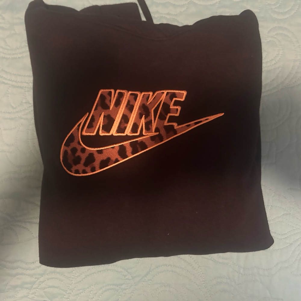 Women’s cropped Nike Hoodie! (Pullover)